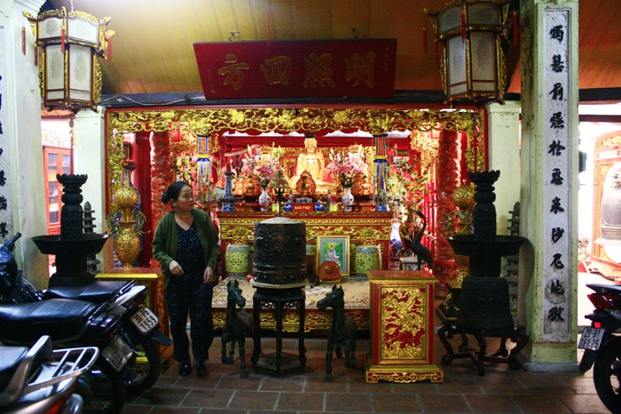 Lạ bởi đây là ngôi đền duy nhất miền Bắc thờ thần Lửa kết hợp với thờ Phật và Tam tòa thánh mẫu (tam giáo đồng nguyên). Đây cũng là ngôi đền duy nhất Hà Nội có sư trụ trì.